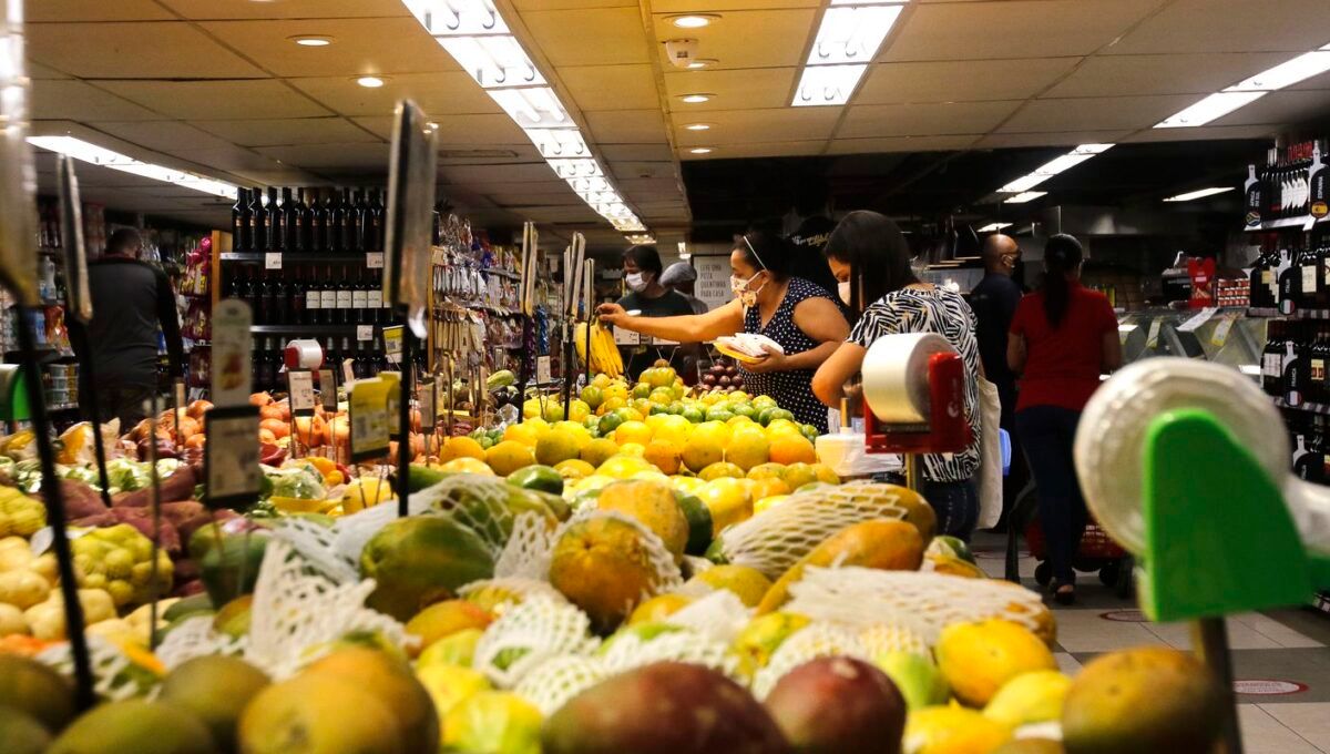 INPC, inflação que corrige salários, acumula 4,29% em 12 meses