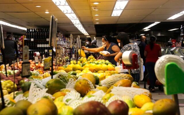INPC, inflação que corrige salários, acumula 4,29% em 12 meses