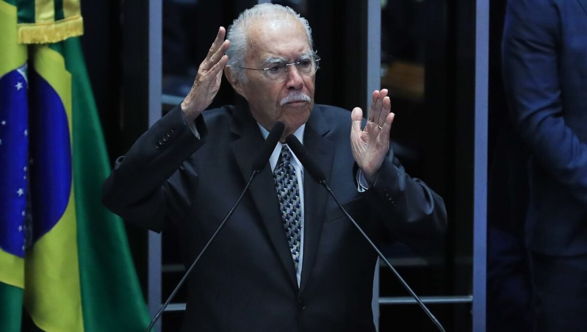 José Sarney é internado em UTI após procedimento abdominal