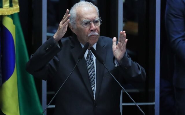 José Sarney é internado em UTI após procedimento abdominal