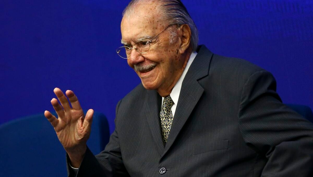 José Sarney recebe alta hospitalar após nove dias de internação