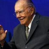 José Sarney recebe alta hospitalar após nove dias de internação