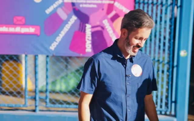Leandro Grass participa de ato com paralisação dos professores do DF