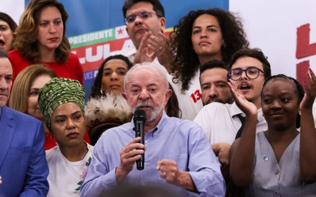 Lula cobra Flávio Bolsonaro sobre apoio ao fim da escala 6×1