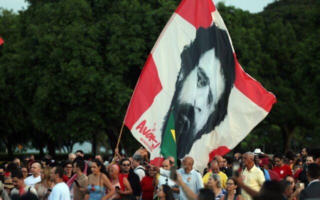 Lula e eleitores idosos se emocionam em “festa de aniversário”
