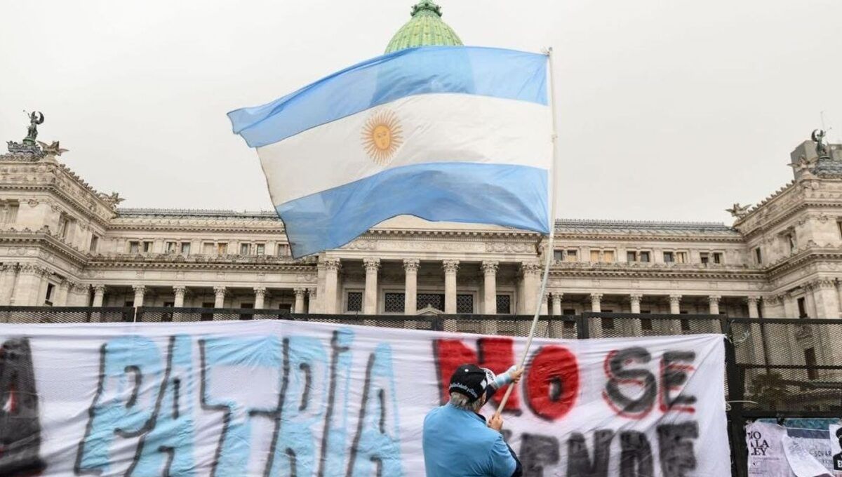 Milei lança plano para demitir 21 mil servidores na Argentina