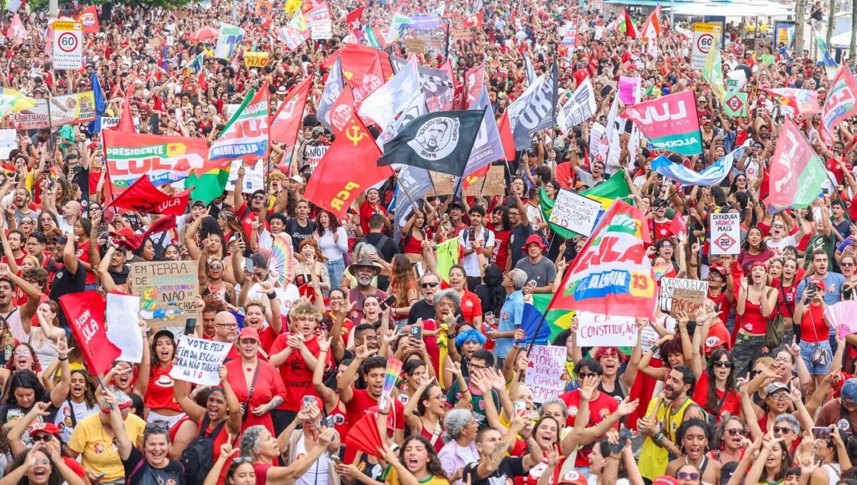 Milhares ocupam Copacabana em ato pela democracia e em apoio a Lula