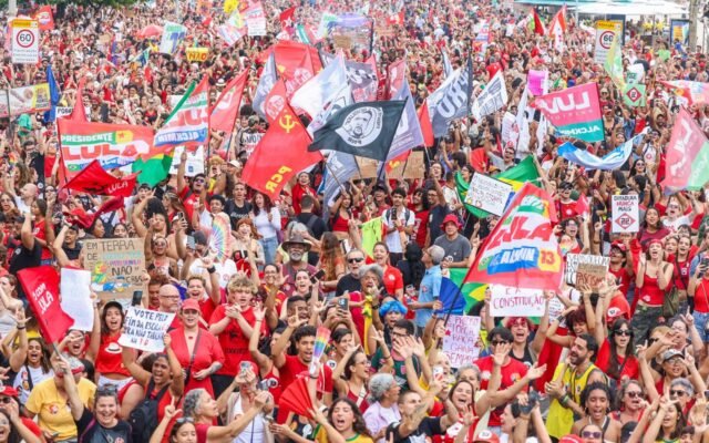 Milhares ocupam Copacabana em ato pela democracia e em apoio a Lula