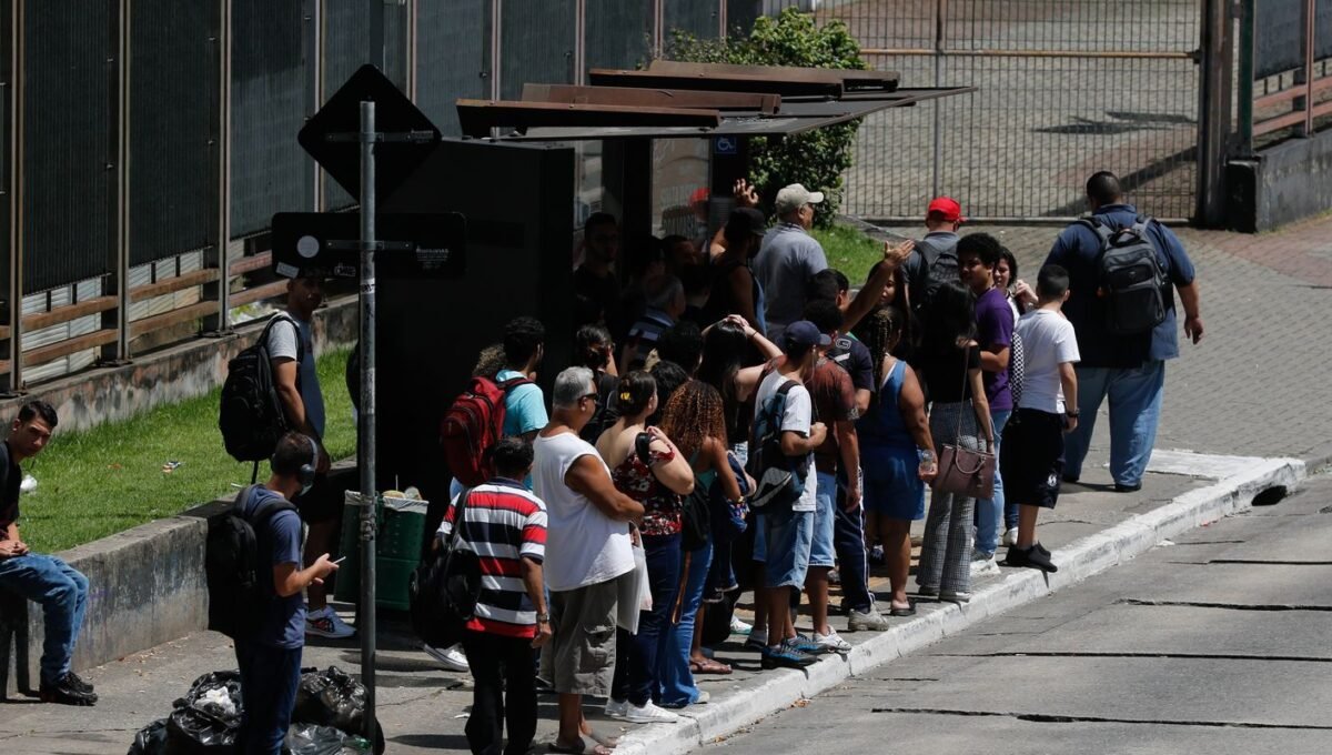 Motoristas de ônibus fazem paralisação na zona sul de São Paulo