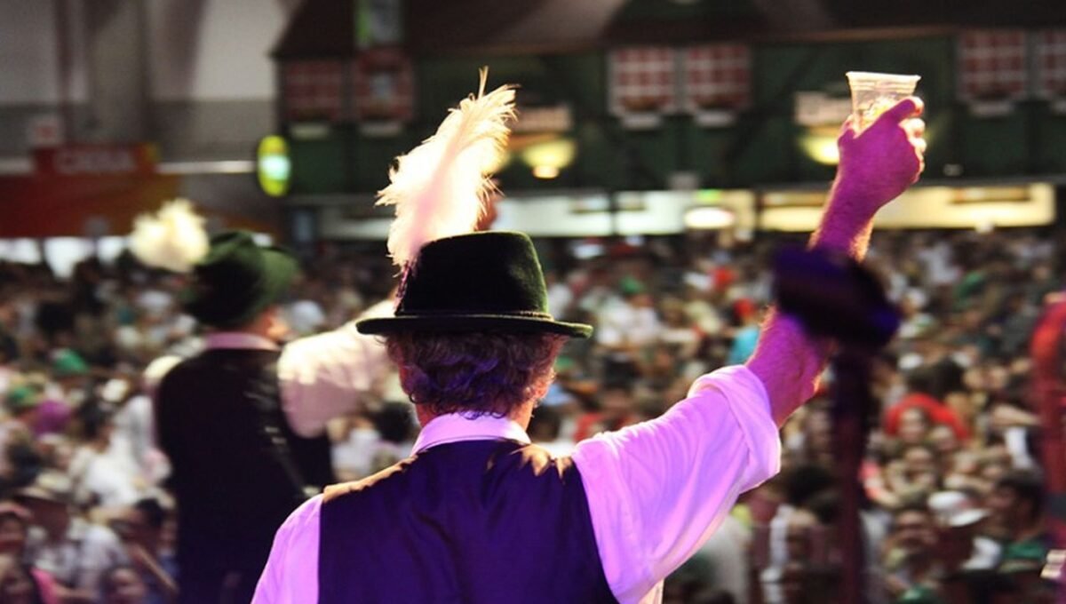 Oktoberfest de Blumenau reúne atrações e celebra tradição germânica