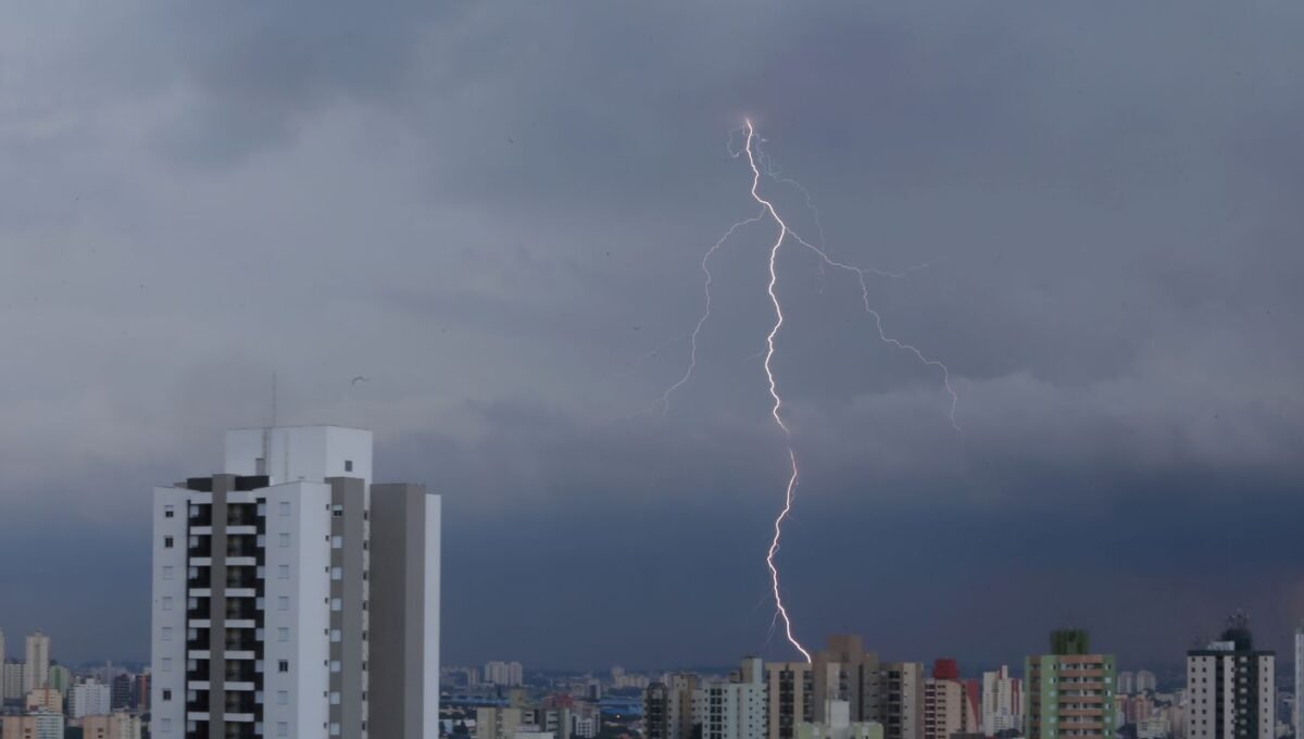 São Paulo terá mais chuvas fortes no fim da tarde desta quinta (15)