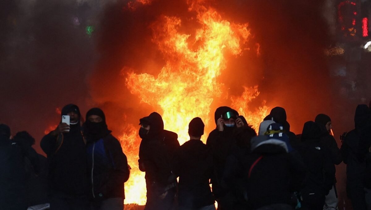 Tensões voltam a crescer; França contabiliza custos de protestos